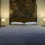 Casa De Piedra Entre Bosque Y Rio